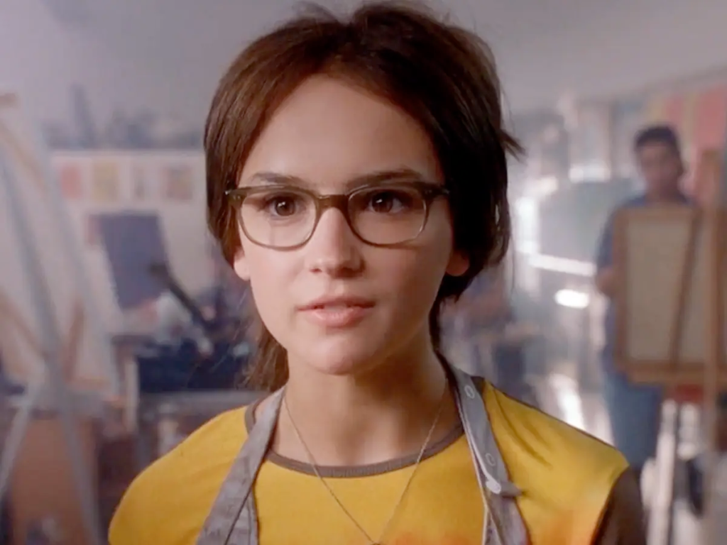 Rachael Leigh Cook with her hair tied up and wearing glasses from the movie She's All That